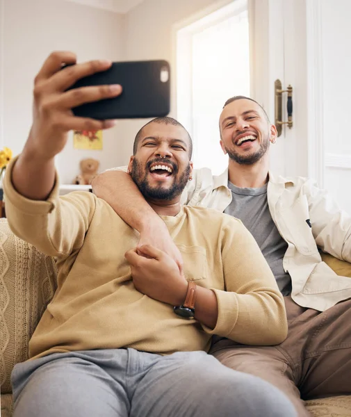 Mężczyźni Para Lgbtq Śmieją Się Selfie Salonie Łącząc Się Zabawnie — Zdjęcie stockowe