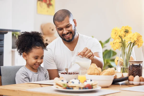 Haus Frühstück Und Vater Mit Mädchen Getreide Und Hilfe Bei — Stockfoto