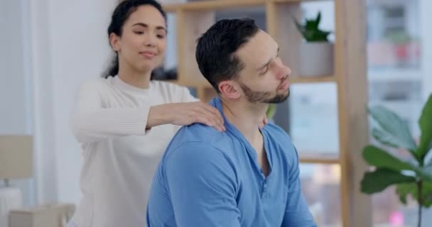 Mulher Homem Ombro Massagem Casa Sala Estar Com Amor Ligação — Vídeo de Stock