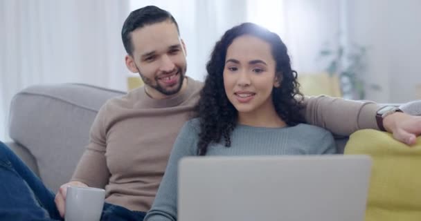 Couple Planning Laptop Home Coffee Talk Conversation Sofa Computer Reading — Stock Video