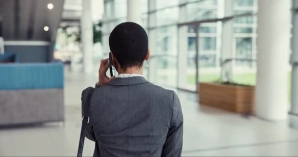ビジネス女性 空港でのディスカッション コミュニケーション 提案でオフィスで歩く ホテルのロビー 会話でモバイルスマートフォンで話している女性のリアビュー — ストック動画