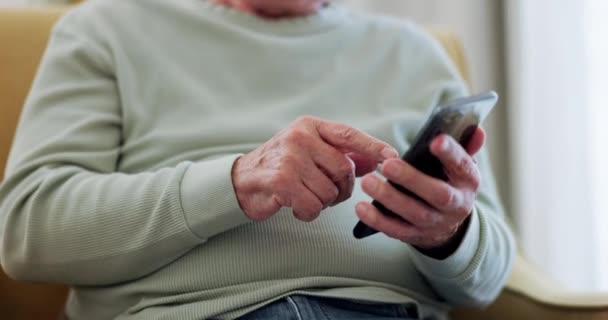 帕金森 电话和老年人的手在网上打字 在养老院的互联网上搜索医疗状况 在沙发上的健康网站上与残疾人士聊天 — 图库视频影像