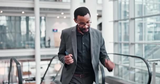 Éxito Bomba Puño Negocio Con Hombre Negro Hotel Para Celebración — Vídeos de Stock