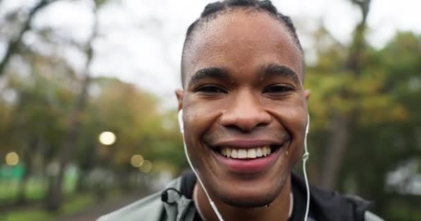 汗流浃背的黑人男子和健康的脸 带着跑步者的微笑 在户外公园里充满了动力和快乐 园艺中的树木 运动和男性运动员 不受运动 锻炼和跑步训练的影响 — 图库视频影像