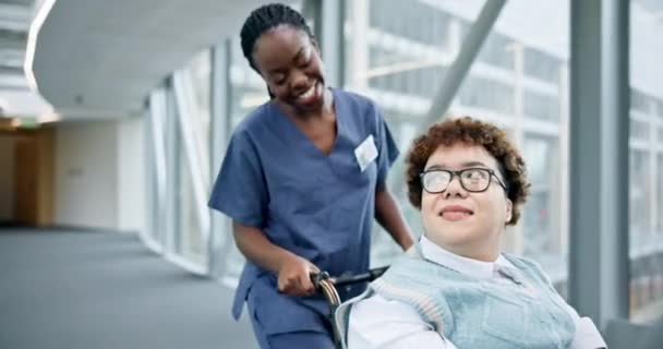Infirmière Femme Aide Avec Fauteuil Roulant Dans Couloir Hôpital Heureuse — Video