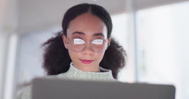 Geschäftsfrau Computer Und Forschung Lesen Oder Planen Von Artikeln Lektoraten — Stockvideo