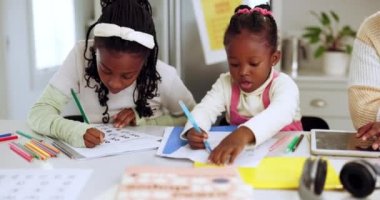 Eğitim, ödev ya da siyah anneli kızlar, çocuk gelişimi, yazma ya da öğretme ile ilgili bilgi ya da öğrenme. Anne, teknisyen ya da kadın çocuk çizim, etkinlik ya da tabletli defter.