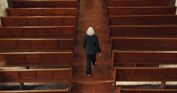 シニアの女性 記念礼拝 そしてチャペルへと歩いています 高齢者 キリスト教のイベントでの祈りと喪失 上部の棺で悲しみと神聖な霊的宗教 — ストック動画