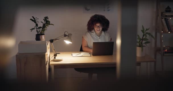 Gece Yazı Dizüstü Bilgisayarı Olan Bir Kadın Çalışma Alanında Araştırma — Stok video