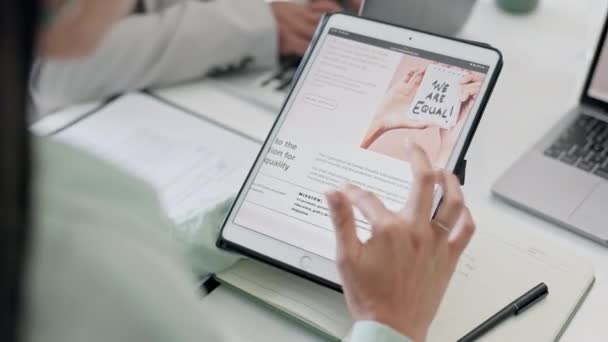 Geschäftsleute Hände Und Tablets Bildschirm Oder Website Design Für Marketing — Stockvideo
