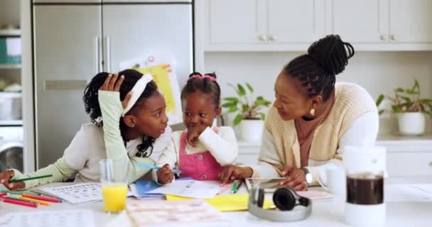 キッチンでの黒人の家族との宿題は 創造的です 勉強のための家庭での母親と子供との子供の発達 学校とサポート — ストック動画
