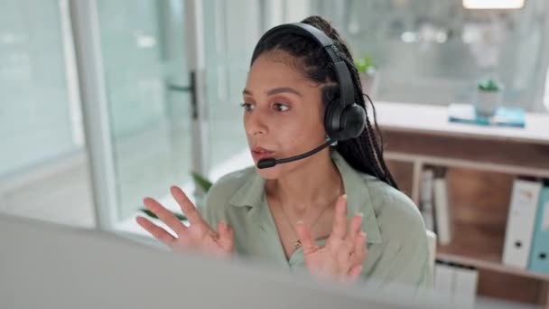 呼叫中心和在办公室提供客户服务 支持或电话推销方面的耳机咨询 在工作场所与我们联系 提供网上咨询或帮助的女性人士 顾问或代理人 — 图库视频影像
