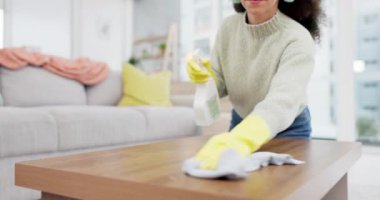 Temizlik, ev ve kadın bir bez, sprey şişe ve toz ile bakteri, masa ve dezenfektan sıvı. Temizlikçi, temizlikçi, temizlikçi, mikrop temizleyici, temizlikçi, temizlikçi..
