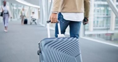 Seyahat etmek, tatil yapmak ya da havayolu lobisinde tatil yapmak için havaalanında valizlerin üzerinde yürümek. Bavul, uçuş terminali, göç yolculuğu ya da uluslararası uçak seyahati.