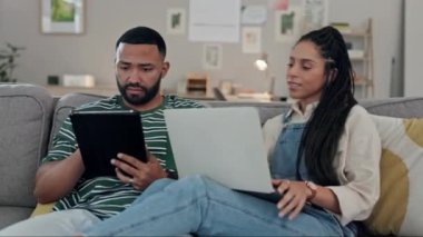 Çift, kanepe ve tablet ya da planlama, yayın servisi ve abonelik kararı için dizüstü bilgisayar. Gençler sosyal medya için kanepe, dijital teknoloji ve bilgisayarda dinleniyorlar..