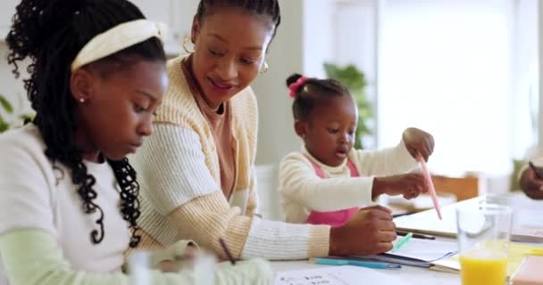 Sevgi Ödev Mutfakta Siyahi Ailelere Eğitim Eğitim Yaratıcılık Konusunda Yardım — Stok video
