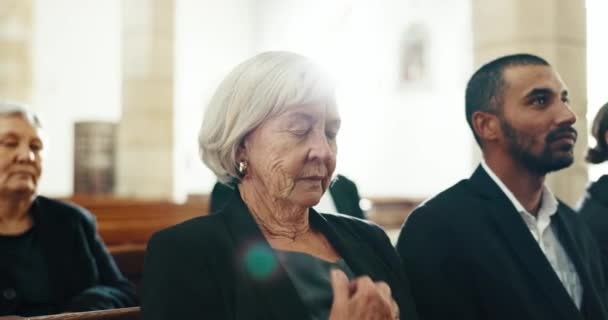 Mujer Mayor Iglesia Signo Cruz Para Oración Religión Con Comunidad — Vídeos de Stock