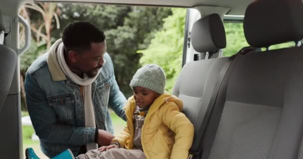 Biztonság Biztonsági Autó Apával Gyermekkel Utazáshoz Vezetéshez Vagy Biztonsághoz Boldog — Stock videók