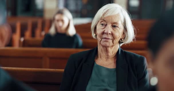 教堂和老年妇女的仪式 布道和死亡 哀悼和丧葬纪念仪式 小礼拜堂和悲伤的老年妇女聚集在一起寻求安慰 回忆和祈祷 — 图库视频影像