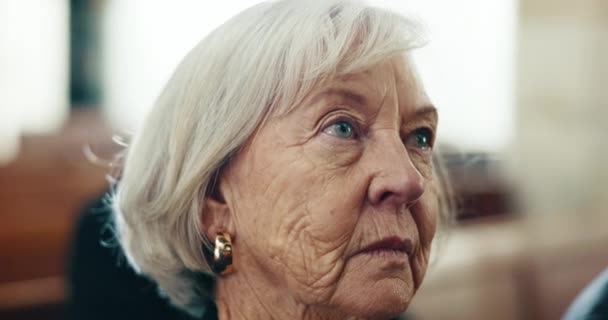Εκκλησία Λυπημένος Και Πρόσωπο Ηλικιωμένης Γυναίκας Μια Κηδεία Για Τελικό — Αρχείο Βίντεο