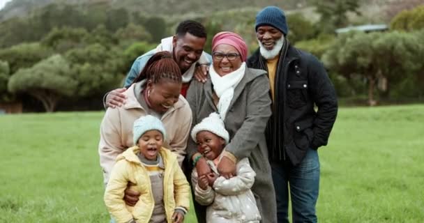 Gülüşmeler Siyahi Aileler Parktaki Çocukların Portresi Doğa Birlikte Eğlenmek Için — Stok video