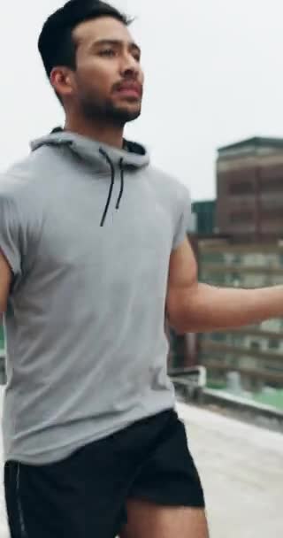 Азиатский Мужчина Фитнес Прыжки Канат Крыше Городе Тренировки Кардио Упражнения — стоковое видео