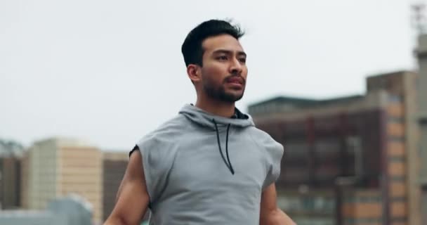 Asyalı Bir Adam Spor Için Çatıda Atlama Kardiyo Egzersizi Açık — Stok video
