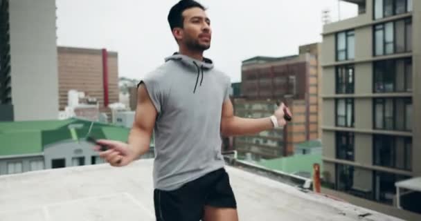 Азиатский Мужчина Фитнес Скакалки Крыше Тренировки Кардио Упражнения Открытом Воздухе — стоковое видео