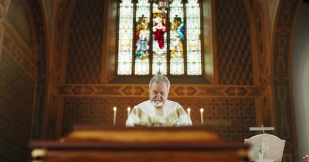 Begrafenis Kerk Priester Bidden Bij Doodskist Voor Herdenkingsdienst Preek Ceremonie — Stockvideo