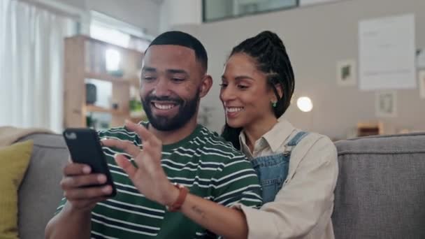 Szczęśliwa Para Telefonem Sofie Salonie Połączenia Mediami Społecznościowymi Czytania Powiadomień — Wideo stockowe