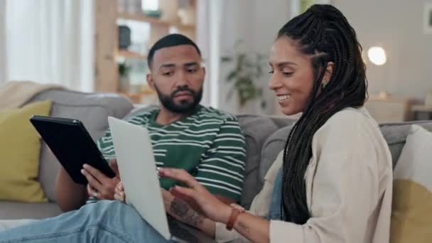 Joyeux Couple Canapé Ordinateur Portable Pour Une Vidéo Amusante Service — Video