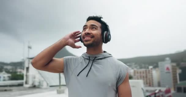 音乐和城市 一个运动员转身 在港口看风景 在他的锻炼 一个快乐的年轻男子运动员在室外训练时的锻炼 思考和激励 — 图库视频影像