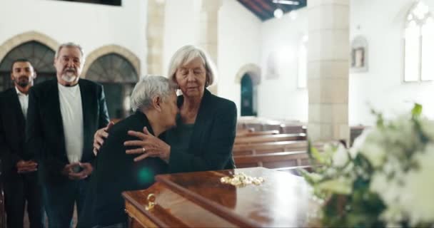 老年妇女 在教堂里拥抱和举行丧礼 寻求慰藉 支持和照顾 悲伤和虔诚 用棺材来拥抱死亡 失去和安慰 同情和信念来安慰 — 图库视频影像