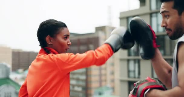 Mujer Boxeador Entrenador Personal Azotea Para Entrenar Entrenar Hacer Ejercicio — Vídeo de stock