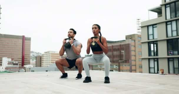Personnes Entraîneur Personnel Kettlebell Sur Toit Pour Haltérophilie Squat Fitness — Video