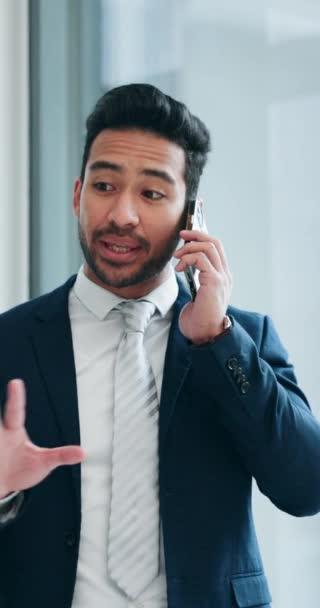 ビジネス アジア人男性 電話でのフィードバック モバイルでの取引のためのオフィスのコミュニケーション ブローカー コーポレートエージェント コンタクト コンサルティング 会話のためのスマートフォンで話す — ストック動画