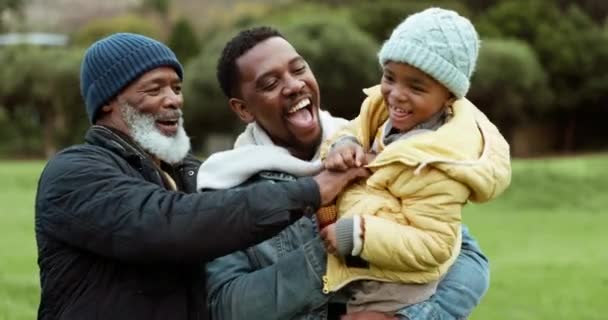 おじいさん お父さん お父さん 幸せなお子さんは 田舎の自然の中で親と一緒に公園で笑っています 黒人の家族や面白いアフリカの父親は 子供や老人との休暇で遊んだり 絆を結んだりします — ストック動画