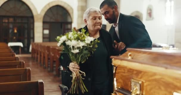Virágok Koporsón Idős Anya Férfi Gyászoló Halál Templomban Temetés Virágos — Stock videók