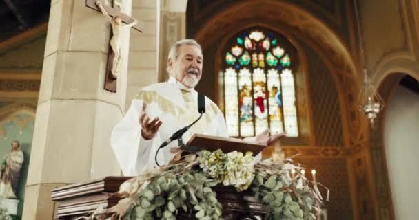 Homem Santo Sacerdote Pregando Igreja Pódio Para Apoio Confiança Religião — Vídeo de Stock