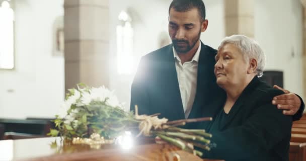 Funeral Iglesia Madre Mayor Hombre Llorando Muerte Por Ataúd Con — Vídeos de Stock