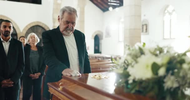 教堂和人的棺材为哀悼 悼念仪式上的告别和悲痛 家人和悲伤的男人 他们带着棺材在教堂里问候 失去安慰和为死亡而埋葬 — 图库视频影像
