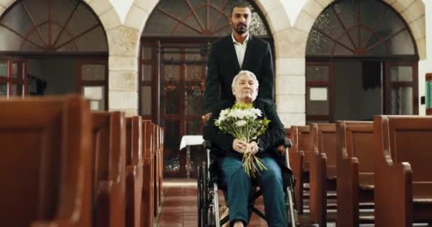 葬礼和教堂 与老妇人和轮椅使用者一起为死亡 哀悼和丧偶 在礼拜堂为丧亲 丧礼和丧亲的残疾人提供抑郁 悲伤和帮助 — 图库视频影像