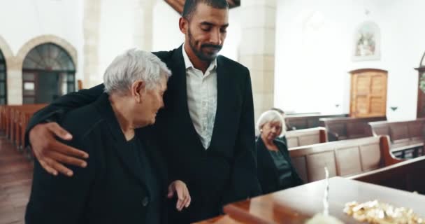 Funeral Ataúd Abrazo Hombre Madre Iglesia Para Despedirse Duelo Dolor — Vídeos de Stock