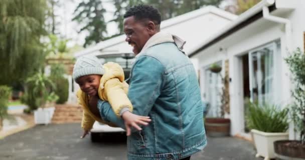 与父亲和女儿一起坐飞机外出旅行 为黑人家庭 爱情和游戏在车道上玩耍的男人和孩子的快乐 支持和关心 — 图库视频影像