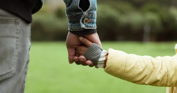 Батько Любов Діти Тримають Руки Парку Батьками Природі Відкритому Повітрі — стокове відео