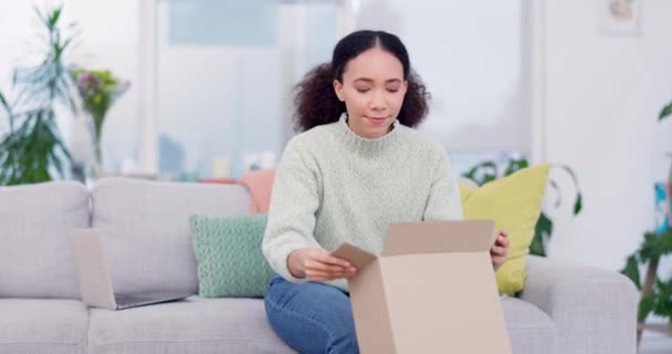 Woman Box Headphones Delivery Online Order Ecommerce Living Room Sofa — Stock Video