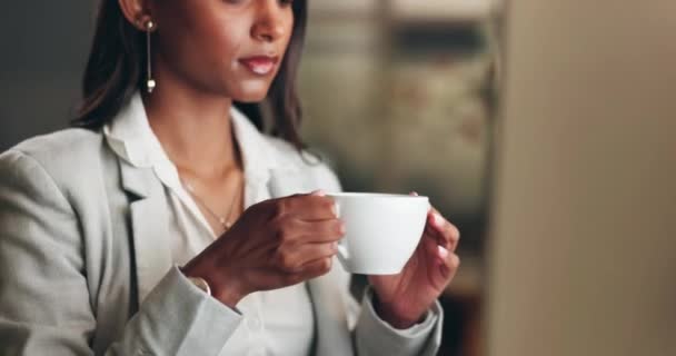 Кава Нічне Мислення Ділова Жінка Відпочивають Робочому Кабінеті Комп Ютером — стокове відео
