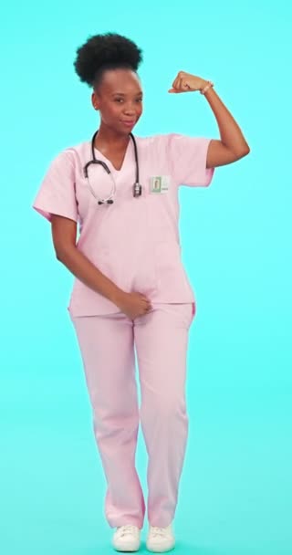 Rostro Enfermera Músculo Flexionante Con Atención Médica Empoderamiento Confianza Con — Vídeos de Stock