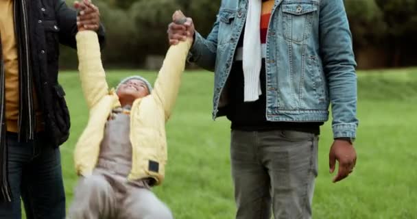 Familie Spaß Beim Schaukeln Und Parkspaziergang Mit Opa Papa Und — Stockvideo