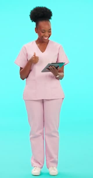 Telessaúde Tablet Talk Enfermeira Estúdio Com Videochamada Aconselhamento Médico Africano — Vídeo de Stock